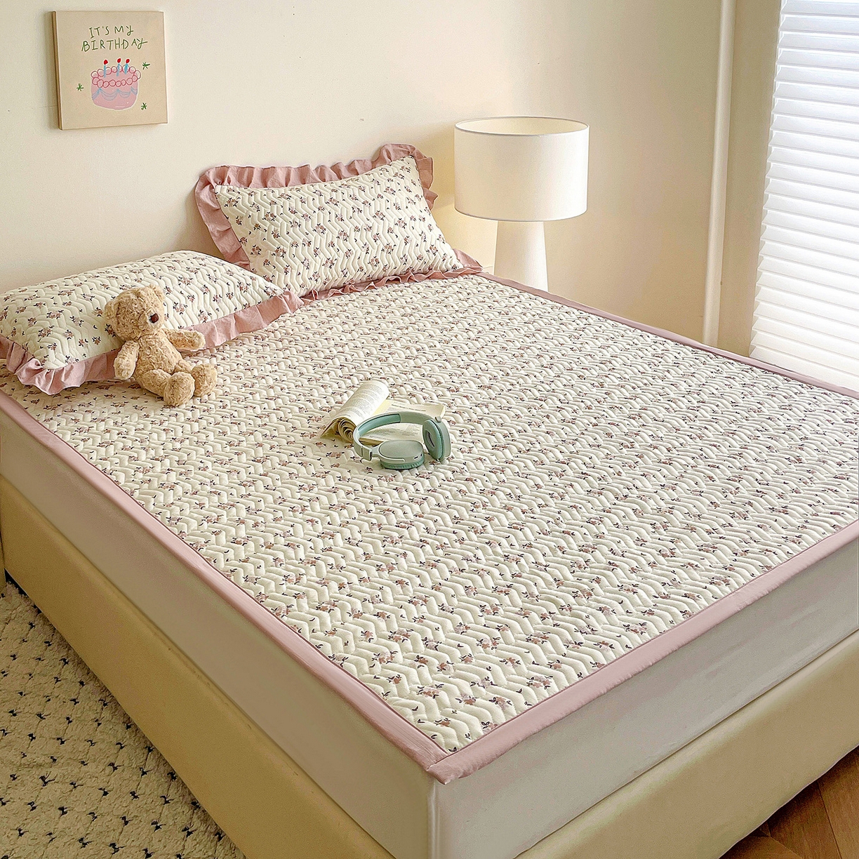 91家纺网 家纺一手货源 找家纺 纽缦家纺 2026春夏新款云感提花双层纱夹棉床垫 苏瑾