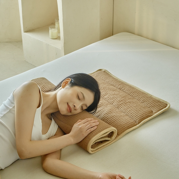 91家纺网 家纺一手货源 找家纺 梵希良品家纺 2026新款毛巾枕头枕芯护颈椎助睡眠反弓便携折叠高低度可调节牵引圆柱睡觉专用 浅咖-PE软管款