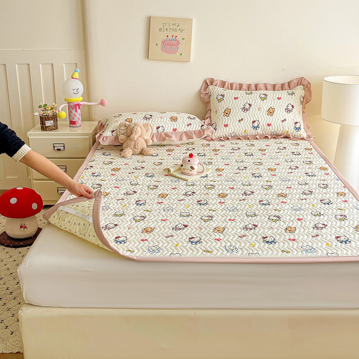 91家纺网 家纺一手货源 找家纺 纽缦家纺 2026春夏新款云感提花双层纱夹棉床垫 像素小猫