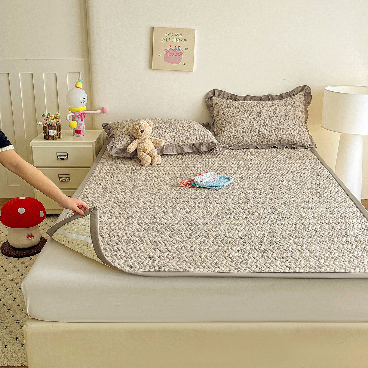 91家纺网 家纺一手货源 找家纺 纽缦家纺 2026春夏新款云感提花双层纱夹棉床垫 竹韵花语