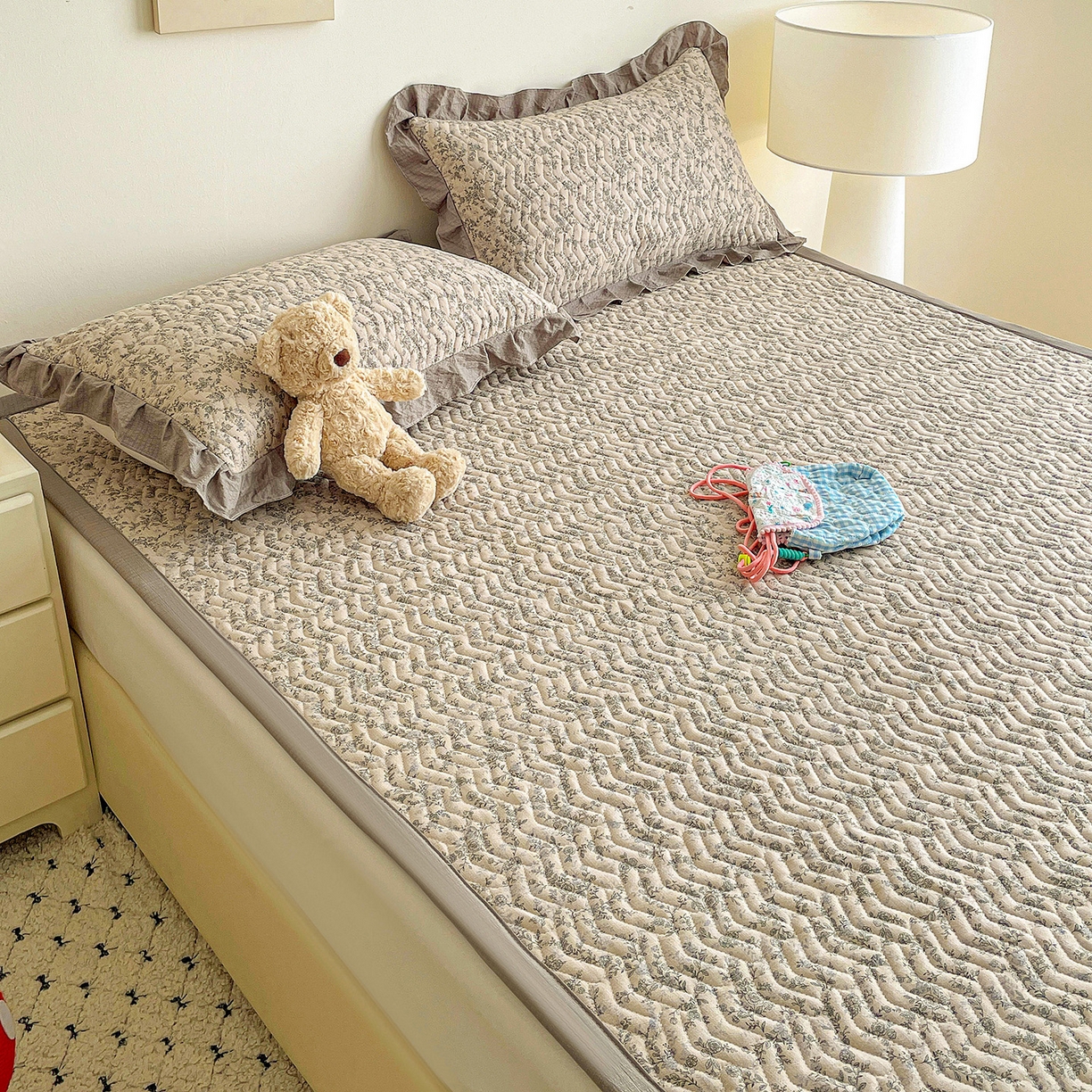 91家纺网 家纺一手货源 找家纺 纽缦家纺 2026春夏新款云感提花双层纱夹棉床垫 竹韵花语