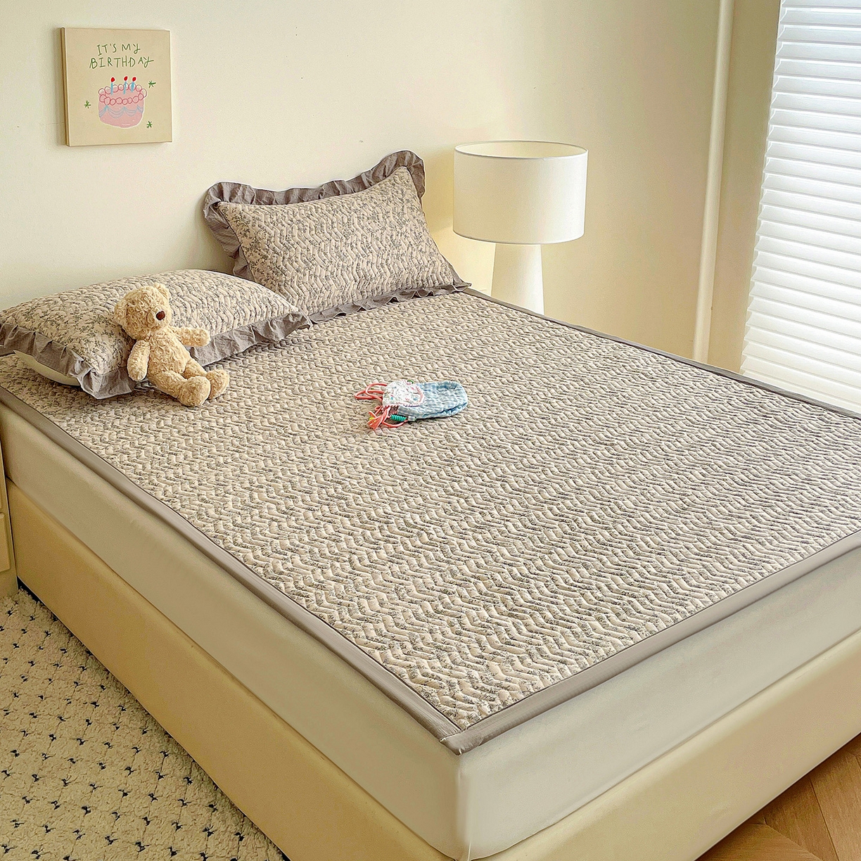 91家纺网 家纺一手货源 找家纺 纽缦家纺 2026春夏新款云感提花双层纱夹棉床垫 竹韵花语