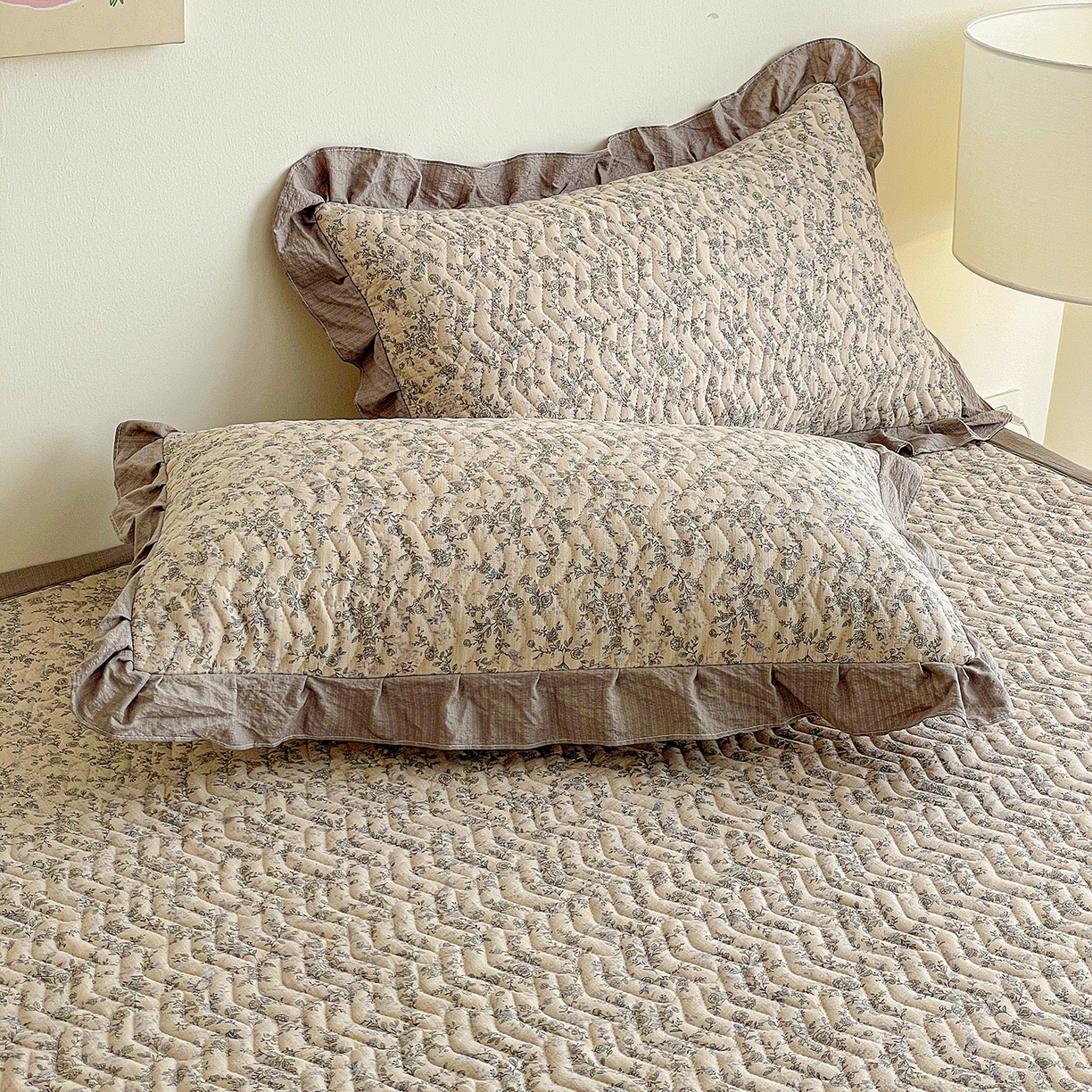 91家纺网 家纺一手货源 找家纺 纽缦家纺 2026春夏新款云感提花双层纱夹棉床垫 竹韵花语