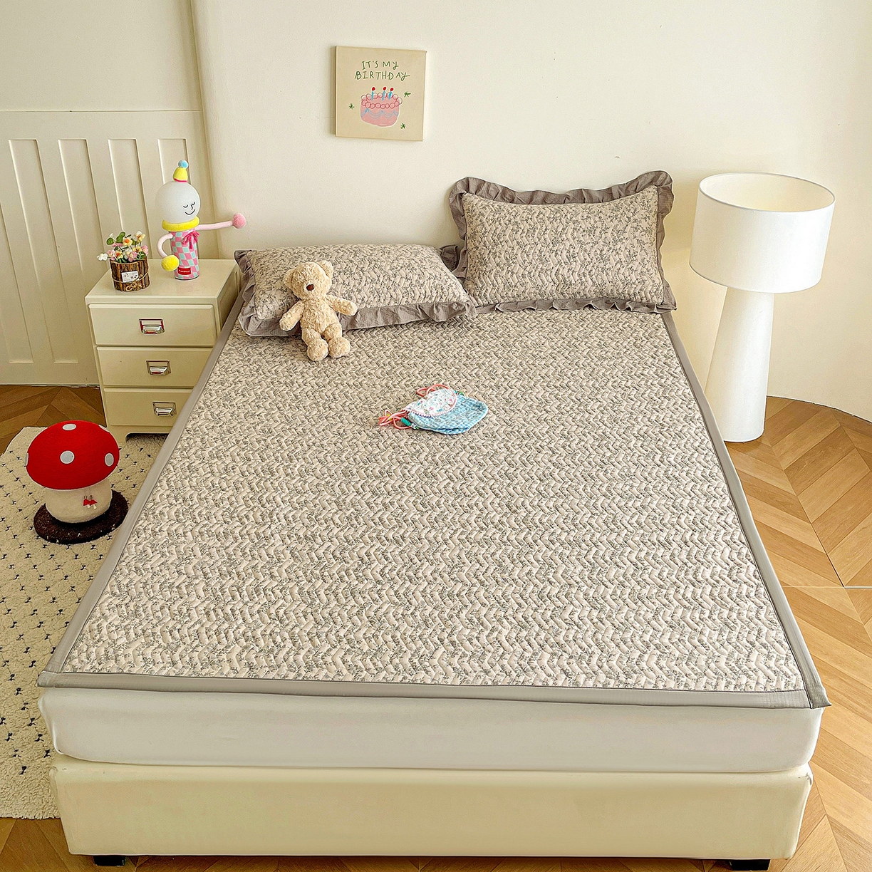 91家纺网 家纺一手货源 找家纺 纽缦家纺 2026春夏新款云感提花双层纱夹棉床垫 竹韵花语