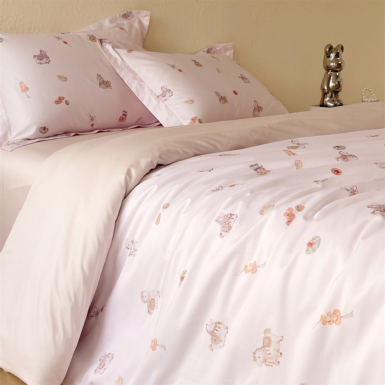 91家纺网 家纺一手货源 找家纺 鼎飞家纺 2026新款100S长绒棉数码印花四件套-马承金福 马承金福-玉粉