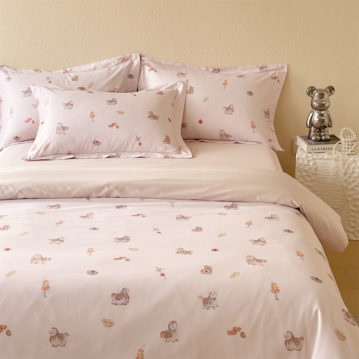 91家纺网 家纺一手货源 找家纺 鼎飞家纺 2026新款100S长绒棉数码印花四件套-马承金福 马承金福-玉粉