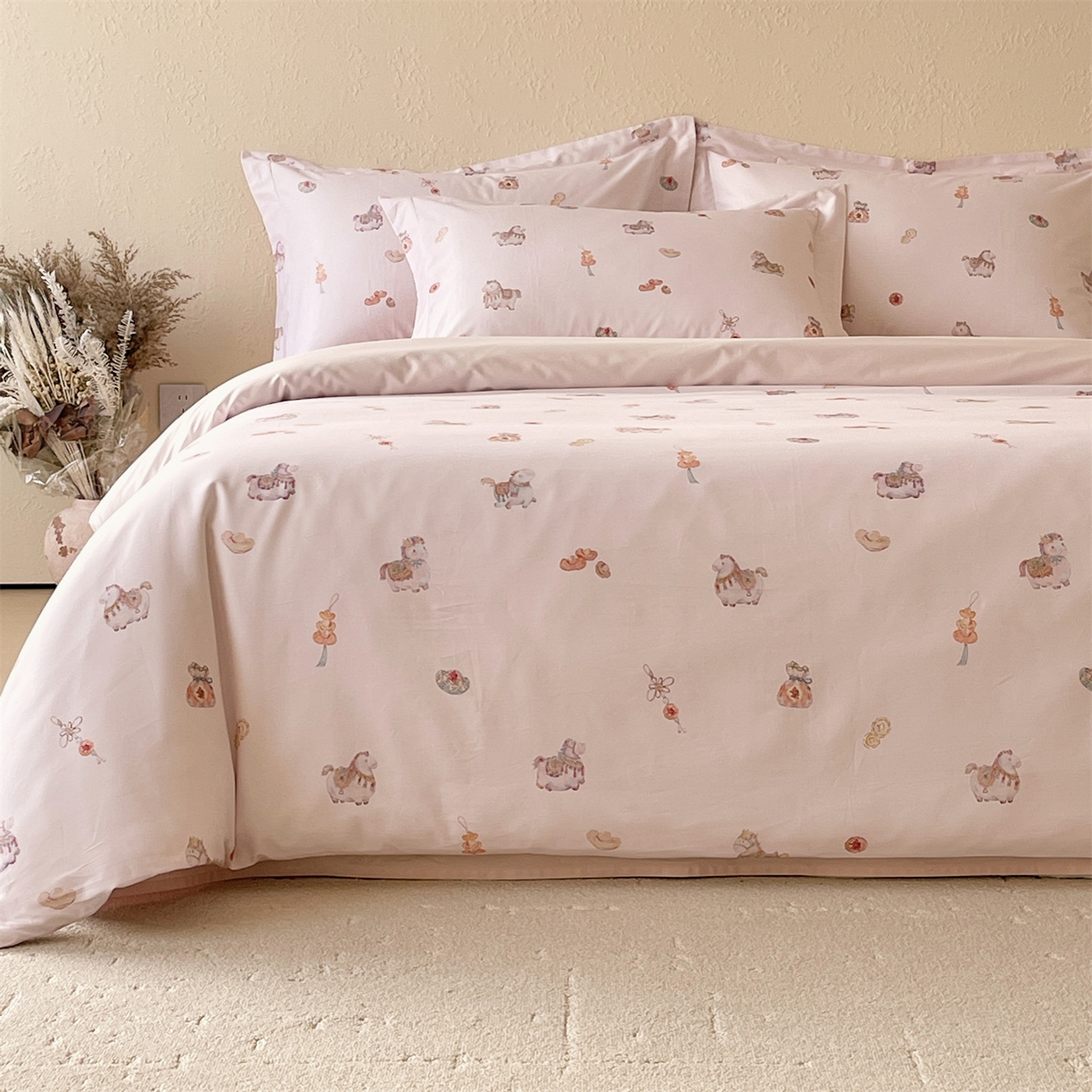 91家纺网 家纺一手货源 找家纺 鼎飞家纺 2026新款100S长绒棉数码印花四件套-马承金福 马承金福-玉粉