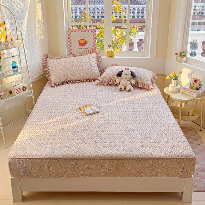 91家纺网 家纺一手货源 找家纺 （总）纽缦家纺 2026春夏新款云朵提花双层纱夹棉绗缝单床笠 床笠单件