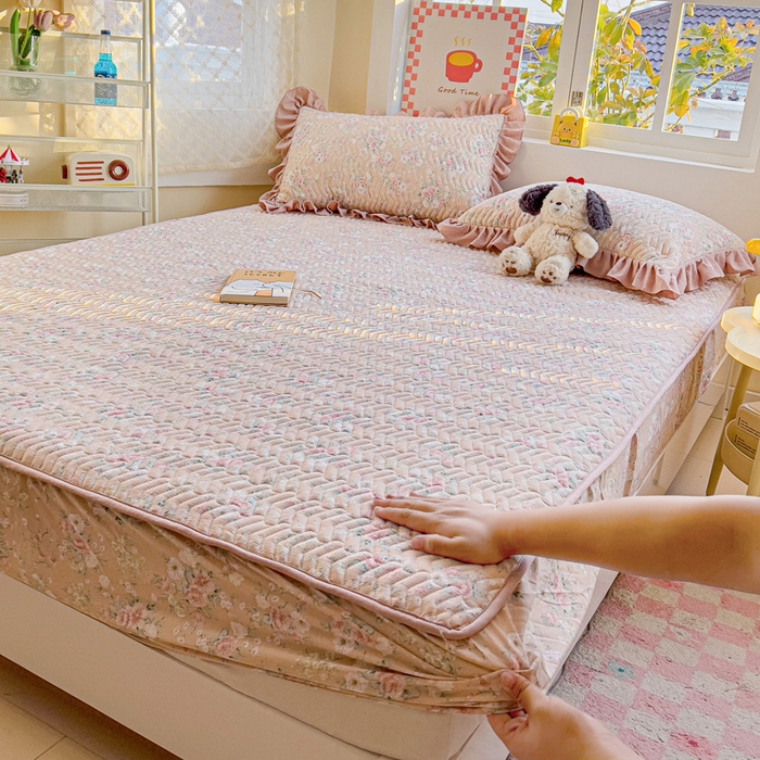 91家纺网 家纺一手货源 找家纺 （总）纽缦家纺 2026春夏新款云朵提花双层纱夹棉绗缝单床笠 床笠单件