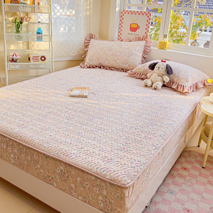 91家纺网 家纺一手货源 找家纺 （总）纽缦家纺 2026春夏新款云朵提花双层纱夹棉绗缝单床笠 床笠单件