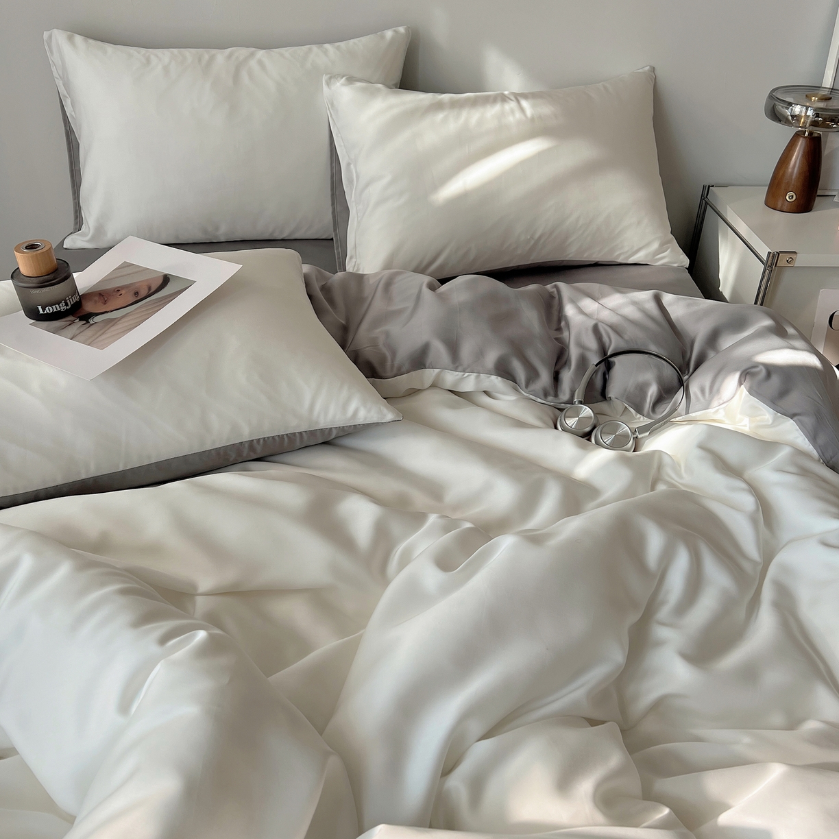 91家纺网 家纺一手货源 找家纺 悦织湾家纺 2026新款亲肤舒适冰丝四件套夏秋季凉爽透气纯色双拼床上用品学生宿舍单双人三四件套 白+银灰