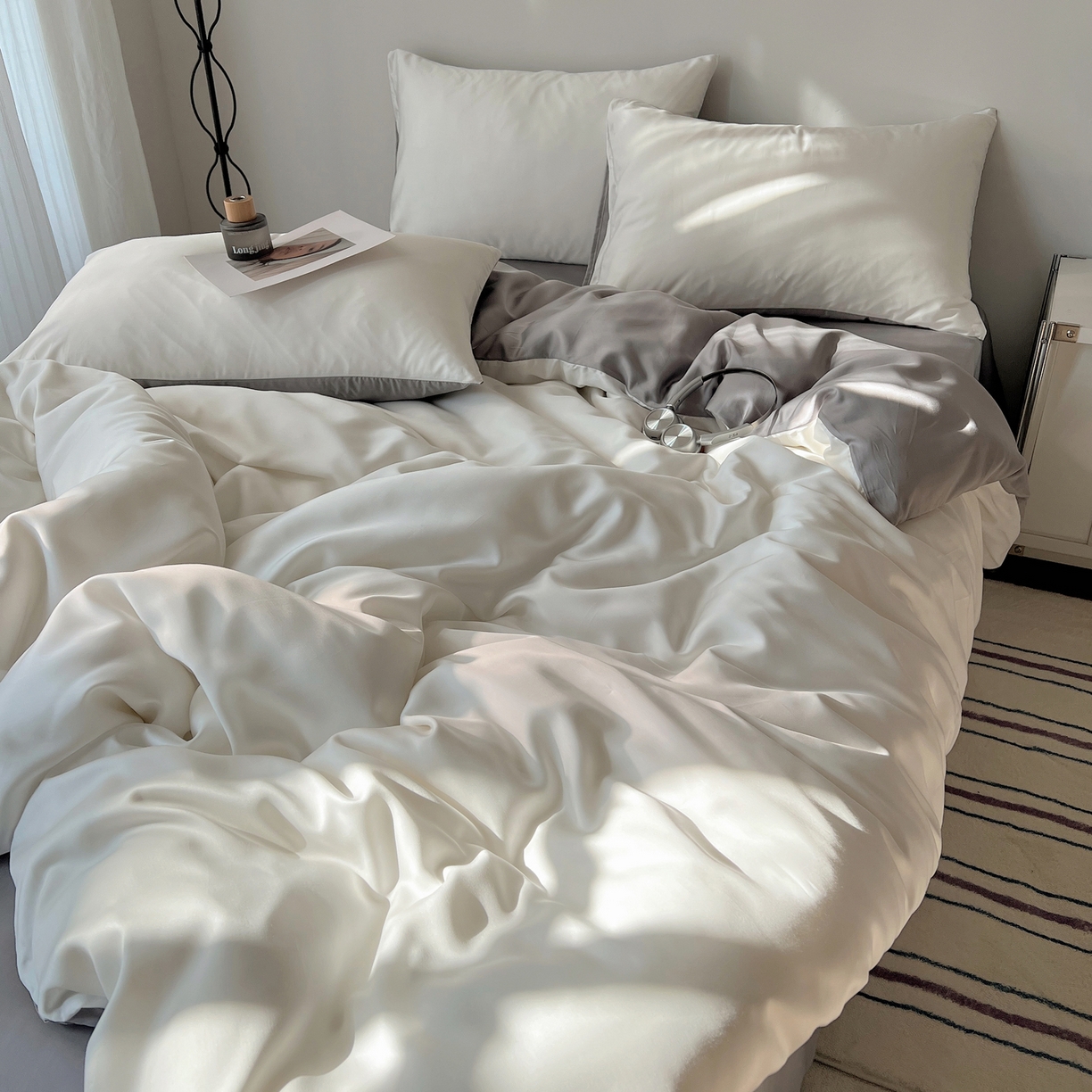 91家纺网 家纺一手货源 找家纺 悦织湾家纺 2026新款亲肤舒适冰丝四件套夏秋季凉爽透气纯色双拼床上用品学生宿舍单双人三四件套 白+银灰