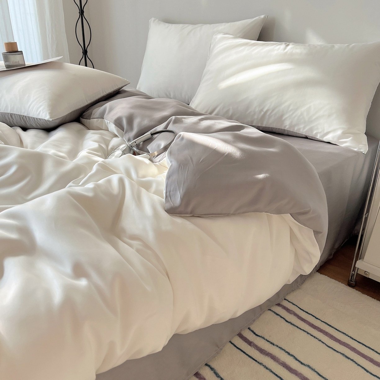 91家纺网 家纺一手货源 找家纺 悦织湾家纺 2026新款亲肤舒适冰丝四件套夏秋季凉爽透气纯色双拼床上用品学生宿舍单双人三四件套 白+银灰