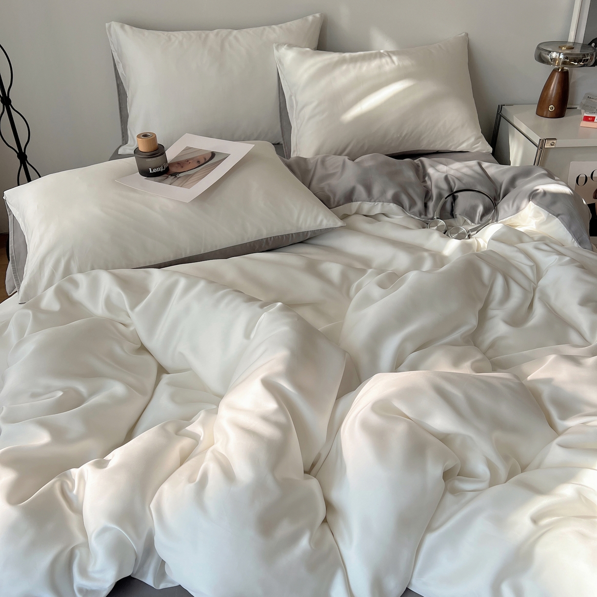 91家纺网 家纺一手货源 找家纺 悦织湾家纺 2026新款亲肤舒适冰丝四件套夏秋季凉爽透气纯色双拼床上用品学生宿舍单双人三四件套 白+银灰