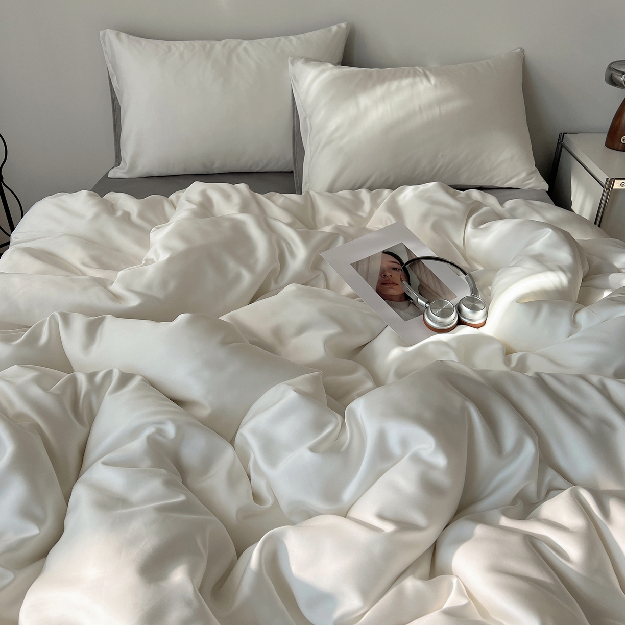 91家纺网 家纺一手货源 找家纺 悦织湾家纺 2026新款亲肤舒适冰丝四件套夏秋季凉爽透气纯色双拼床上用品学生宿舍单双人三四件套 白+银灰