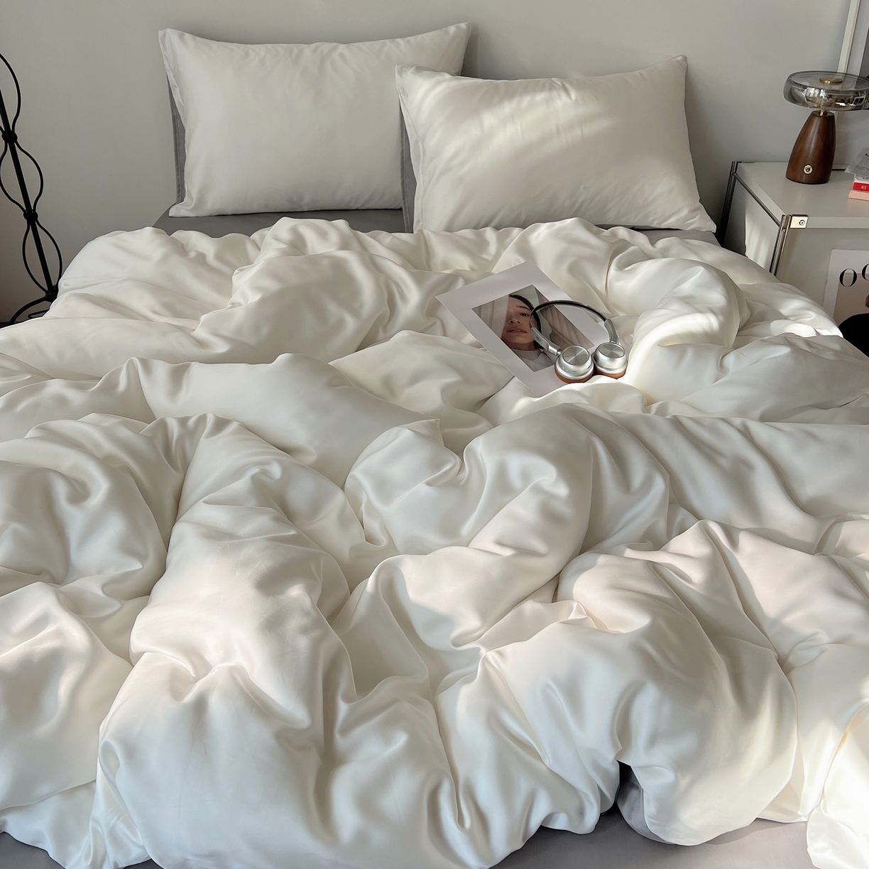 91家纺网 家纺一手货源 找家纺 悦织湾家纺 2026新款亲肤舒适冰丝四件套夏秋季凉爽透气纯色双拼床上用品学生宿舍单双人三四件套 白+银灰