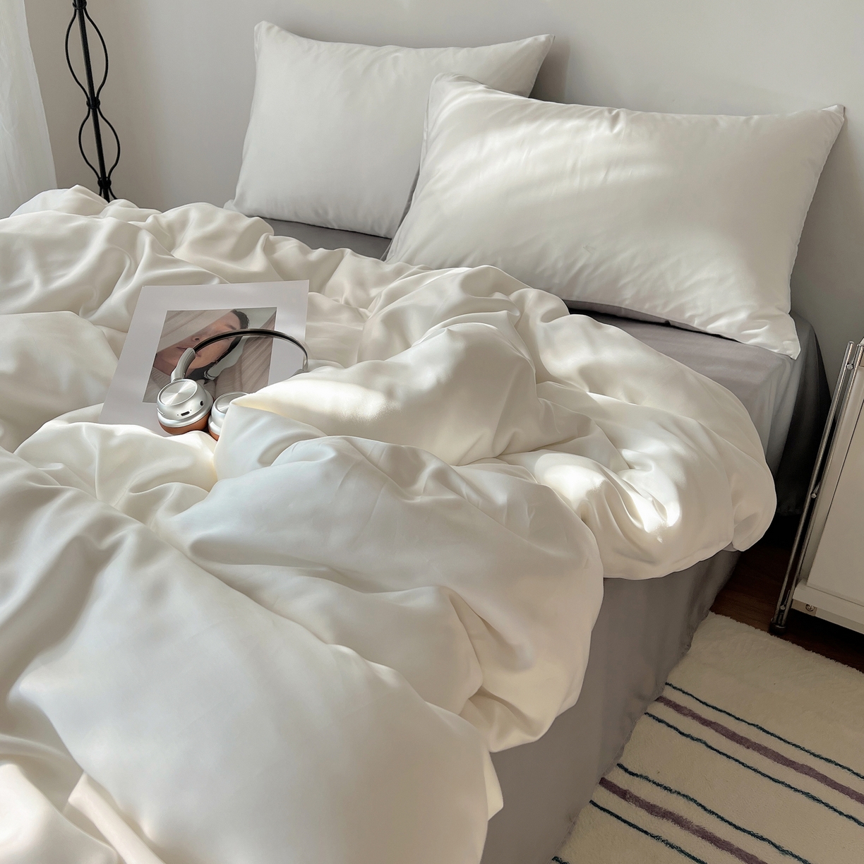 91家纺网 家纺一手货源 找家纺 悦织湾家纺 2026新款亲肤舒适冰丝四件套夏秋季凉爽透气纯色双拼床上用品学生宿舍单双人三四件套 白+银灰