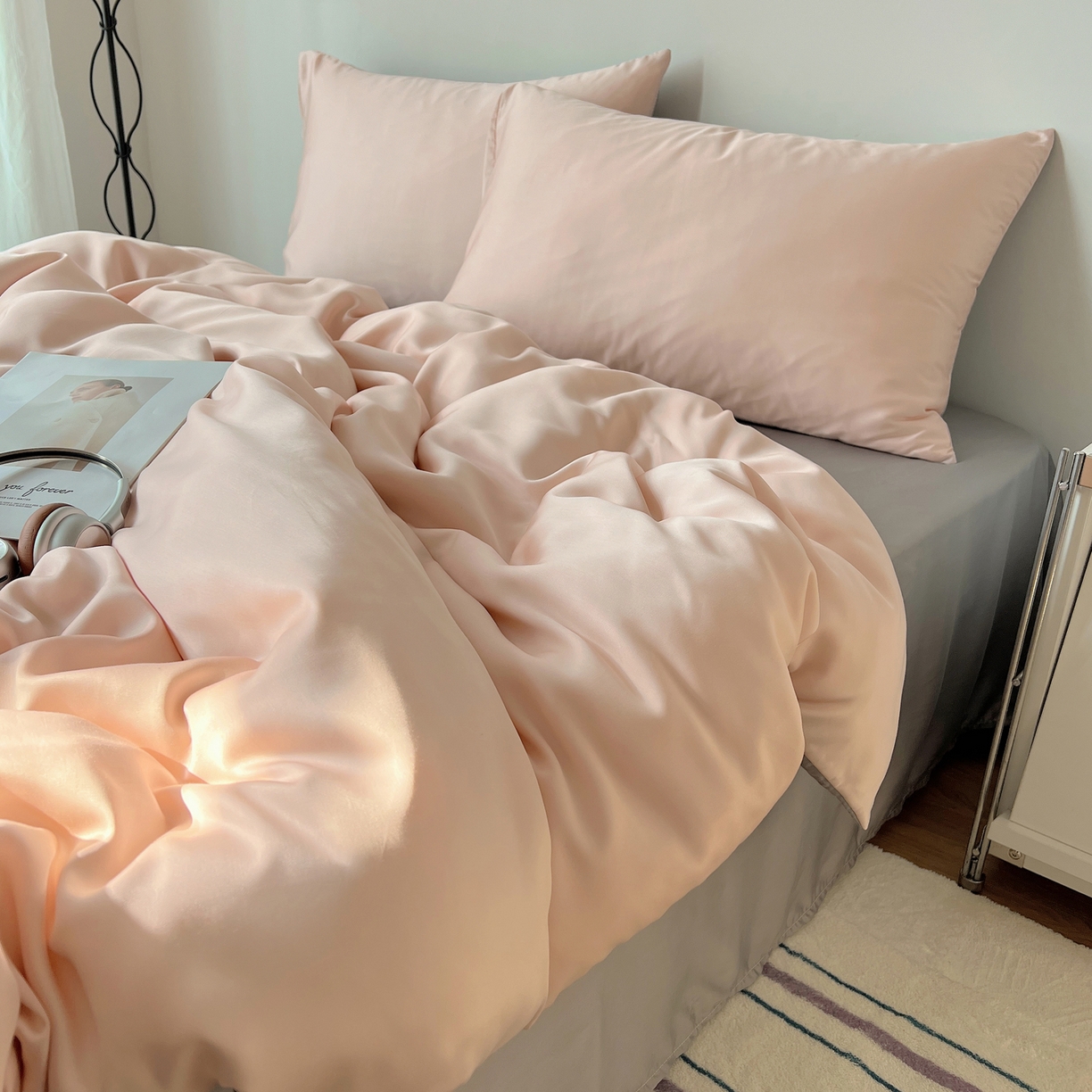 91家纺网 家纺一手货源 找家纺 悦织湾家纺 2026新款亲肤舒适冰丝四件套夏秋季凉爽透气纯色双拼床上用品学生宿舍单双人三四件套 粉色+银灰