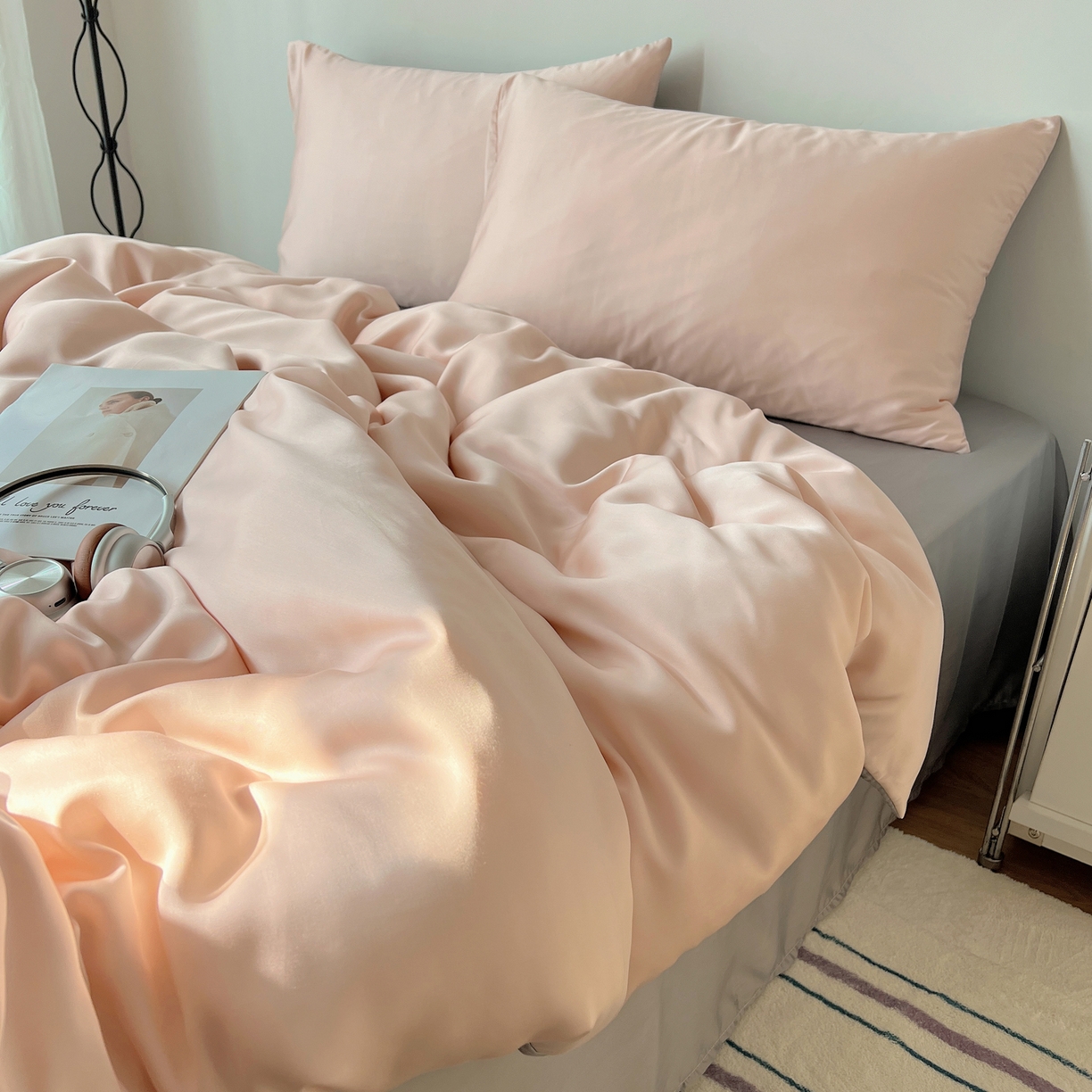 91家纺网 家纺一手货源 找家纺 悦织湾家纺 2026新款亲肤舒适冰丝四件套夏秋季凉爽透气纯色双拼床上用品学生宿舍单双人三四件套 粉色+银灰