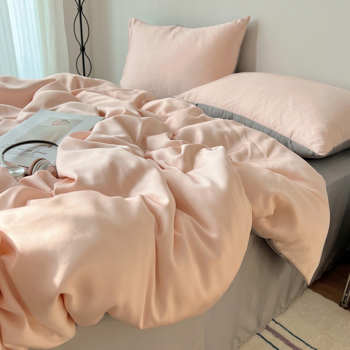 91家纺网 家纺一手货源 找家纺 悦织湾家纺 2026新款亲肤舒适冰丝四件套夏秋季凉爽透气纯色双拼床上用品学生宿舍单双人三四件套 粉色+银灰