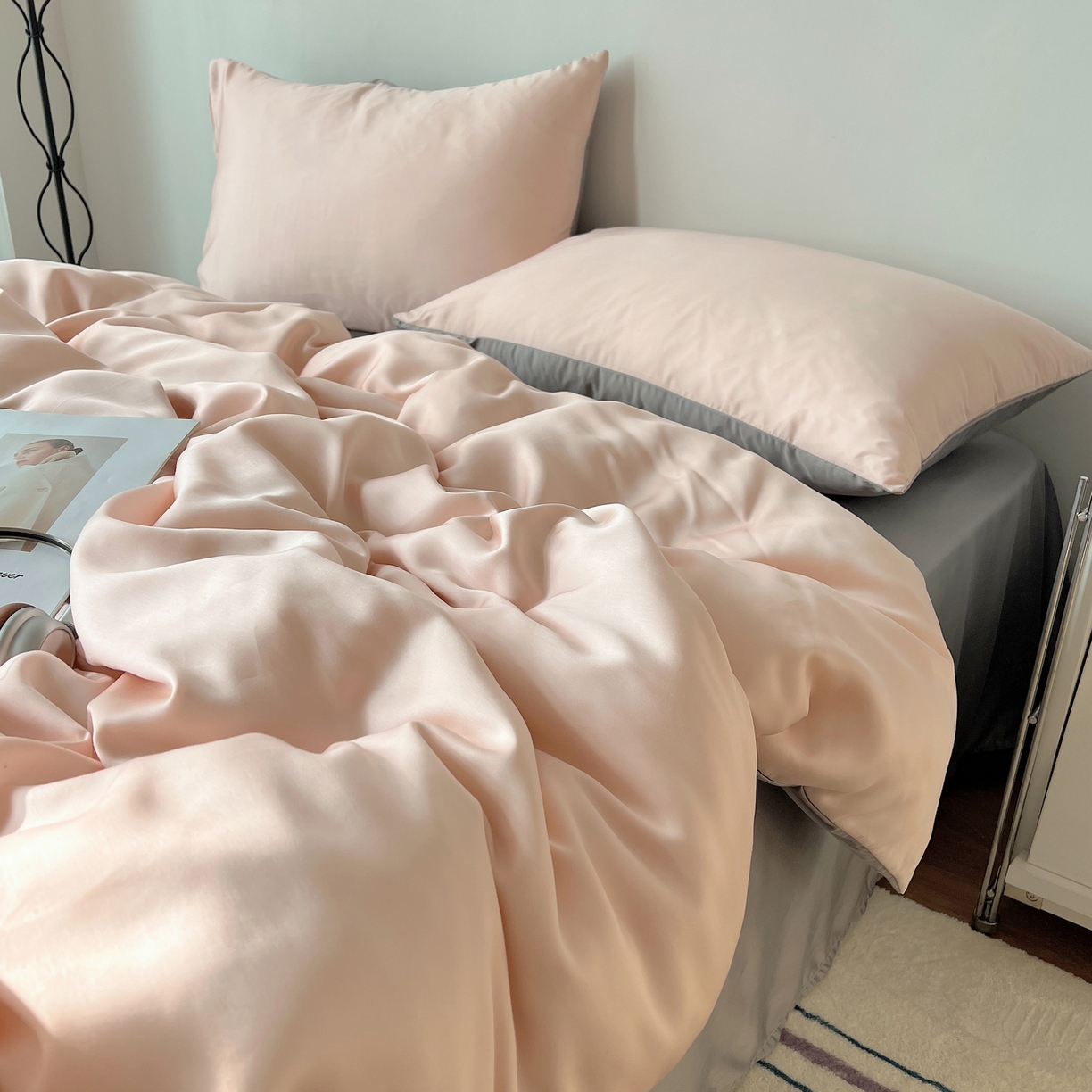 91家纺网 家纺一手货源 找家纺 悦织湾家纺 2026新款亲肤舒适冰丝四件套夏秋季凉爽透气纯色双拼床上用品学生宿舍单双人三四件套 粉色+银灰