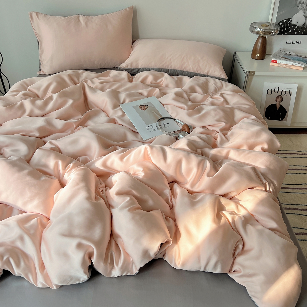 91家纺网 家纺一手货源 找家纺 悦织湾家纺 2026新款亲肤舒适冰丝四件套夏秋季凉爽透气纯色双拼床上用品学生宿舍单双人三四件套 粉色+银灰