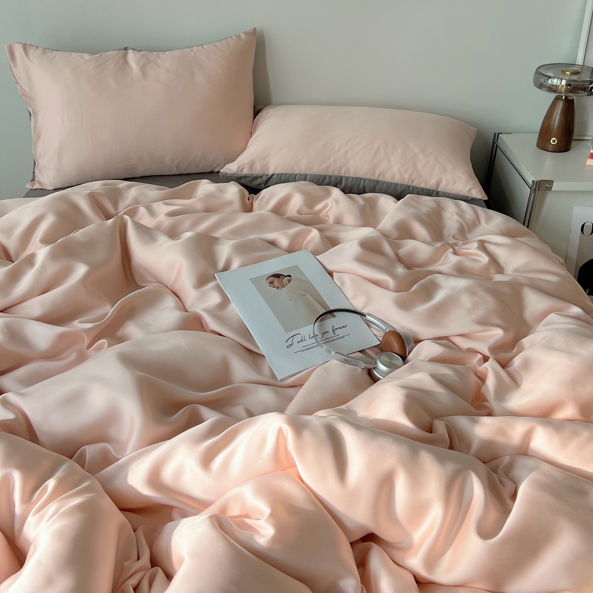 91家纺网 家纺一手货源 找家纺 悦织湾家纺 2026新款亲肤舒适冰丝四件套夏秋季凉爽透气纯色双拼床上用品学生宿舍单双人三四件套 粉色+银灰