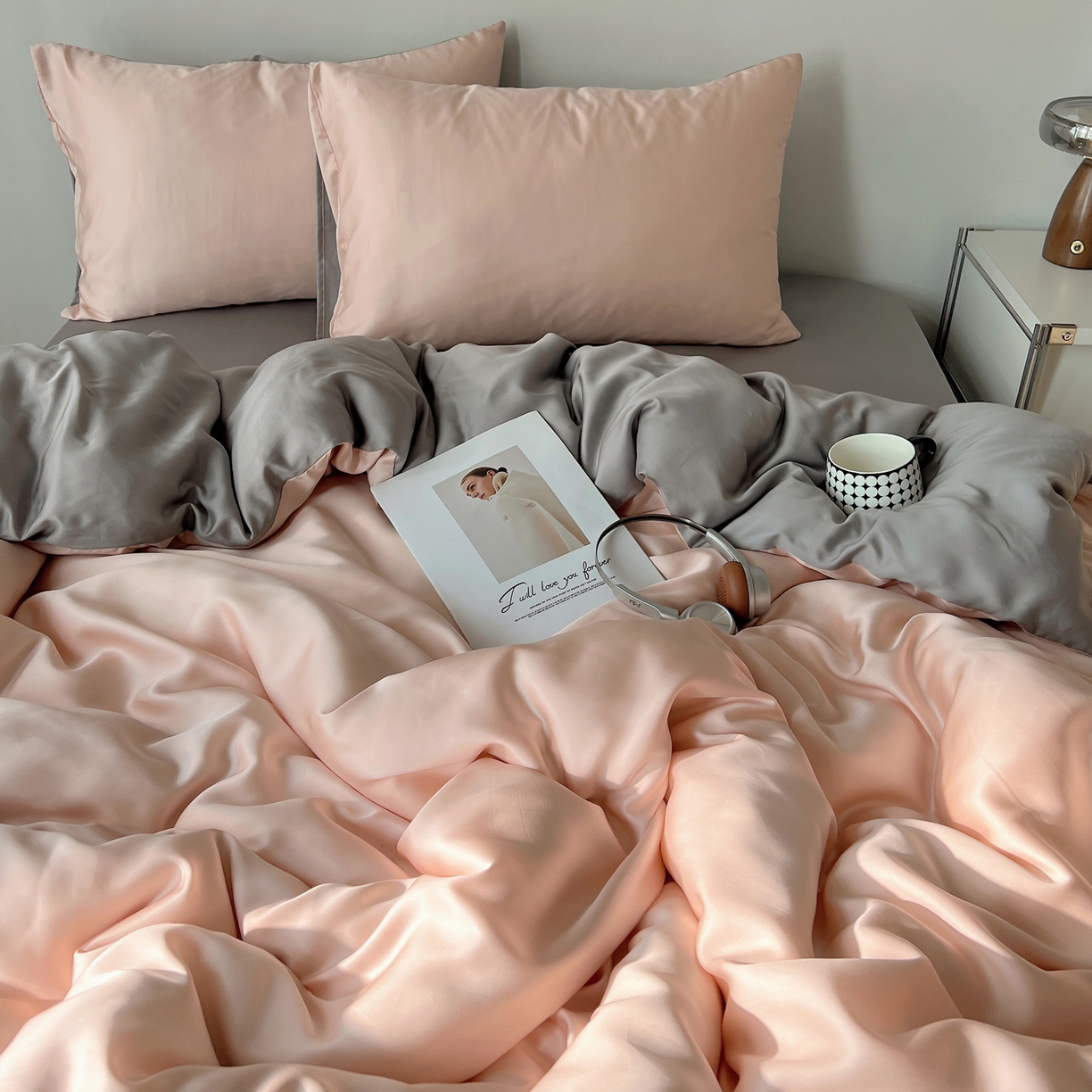 91家纺网 家纺一手货源 找家纺 悦织湾家纺 2026新款亲肤舒适冰丝四件套夏秋季凉爽透气纯色双拼床上用品学生宿舍单双人三四件套 粉色+银灰