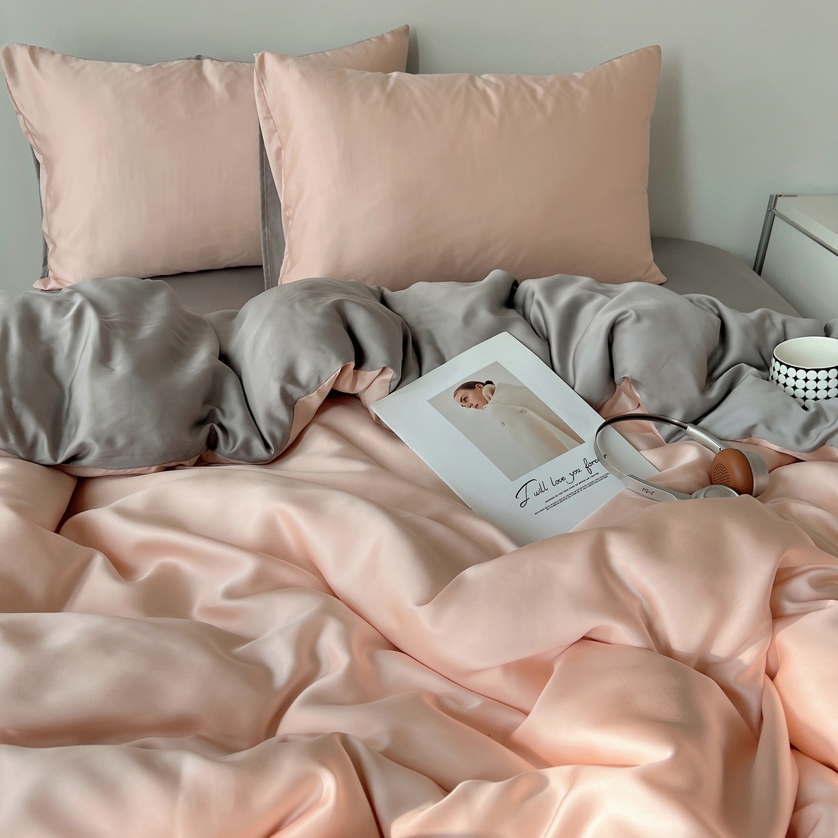 91家纺网 家纺一手货源 找家纺 悦织湾家纺 2026新款亲肤舒适冰丝四件套夏秋季凉爽透气纯色双拼床上用品学生宿舍单双人三四件套 粉色+银灰