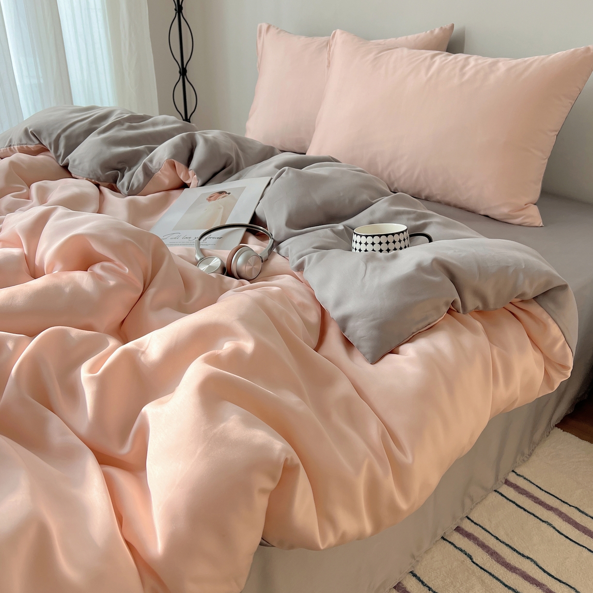 91家纺网 家纺一手货源 找家纺 悦织湾家纺 2026新款亲肤舒适冰丝四件套夏秋季凉爽透气纯色双拼床上用品学生宿舍单双人三四件套 粉色+银灰