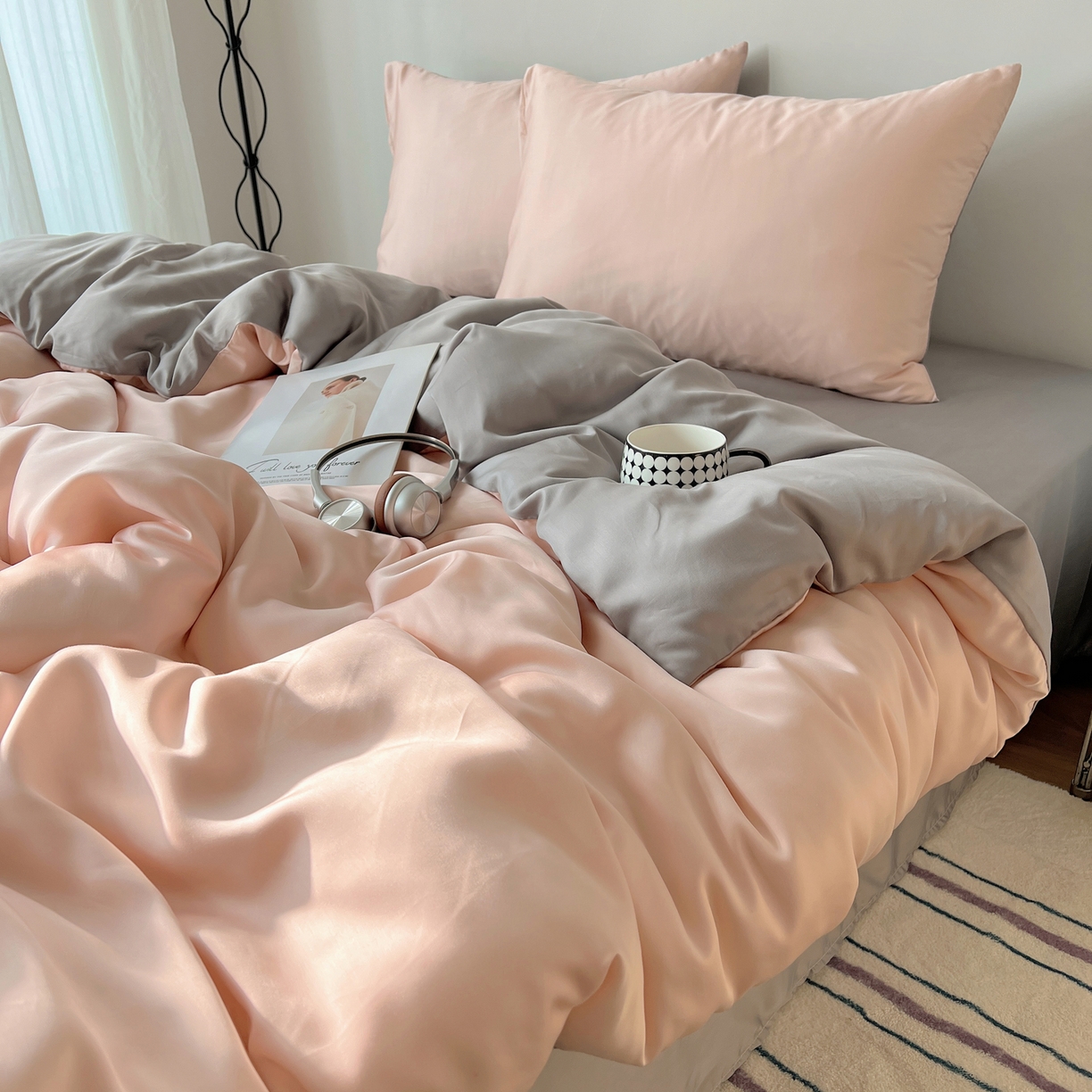 91家纺网 家纺一手货源 找家纺 悦织湾家纺 2026新款亲肤舒适冰丝四件套夏秋季凉爽透气纯色双拼床上用品学生宿舍单双人三四件套 粉色+银灰