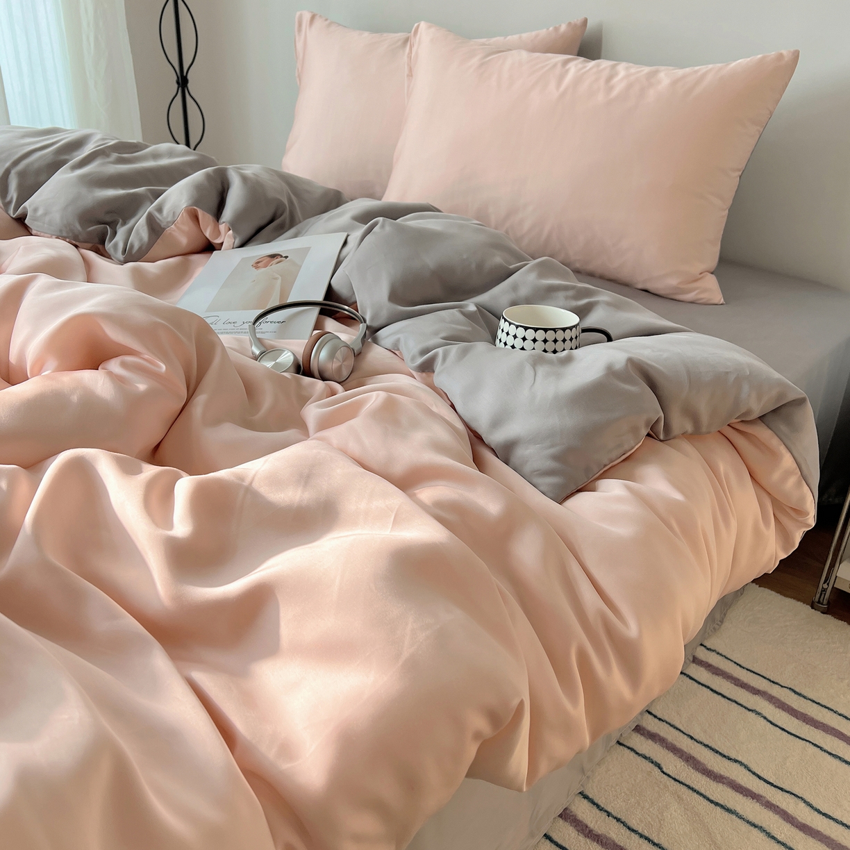 91家纺网 家纺一手货源 找家纺 悦织湾家纺 2026新款亲肤舒适冰丝四件套夏秋季凉爽透气纯色双拼床上用品学生宿舍单双人三四件套 粉色+银灰