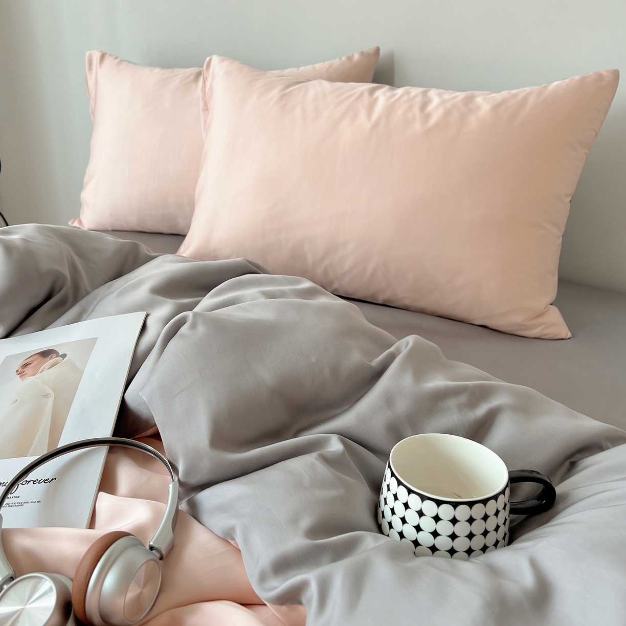 91家纺网 家纺一手货源 找家纺 悦织湾家纺 2026新款亲肤舒适冰丝四件套夏秋季凉爽透气纯色双拼床上用品学生宿舍单双人三四件套 粉色+银灰