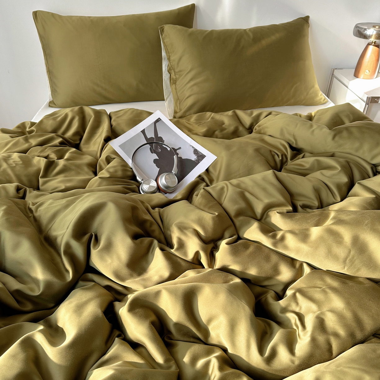 91家纺网 家纺一手货源 找家纺 悦织湾家纺 2026新款亲肤舒适冰丝四件套夏秋季凉爽透气纯色双拼床上用品学生宿舍单双人三四件套 橄榄绿+米白