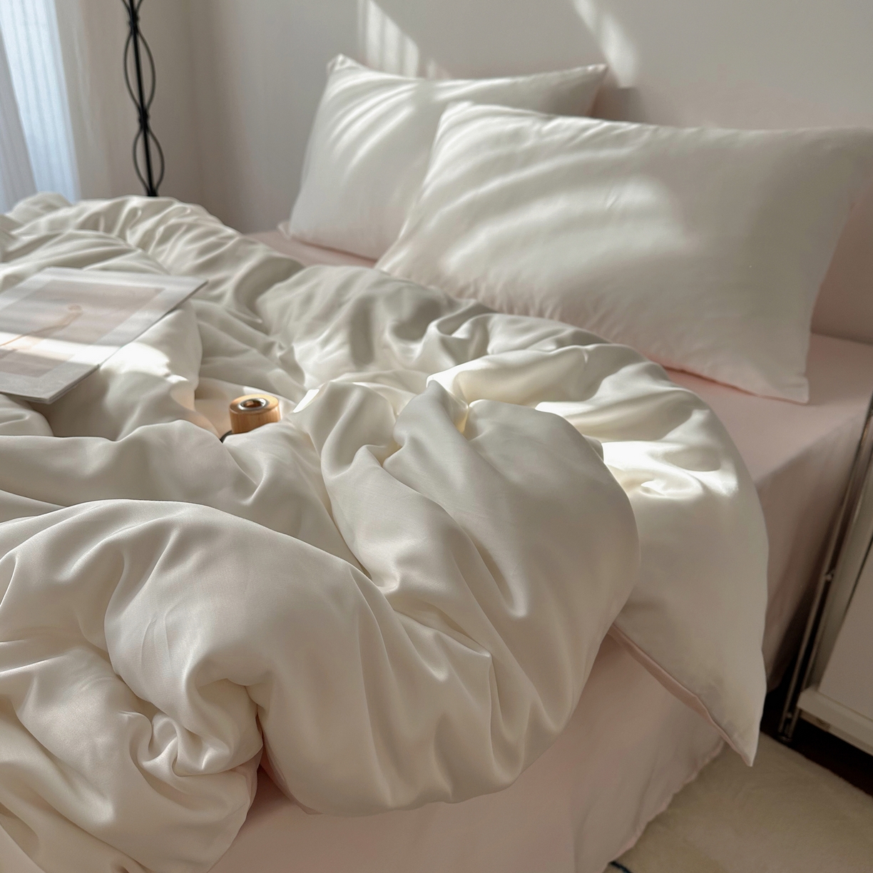 91家纺网 家纺一手货源 找家纺 悦织湾家纺 2026新款亲肤舒适冰丝四件套夏秋季凉爽透气纯色双拼床上用品学生宿舍单双人三四件套 极白挑粉