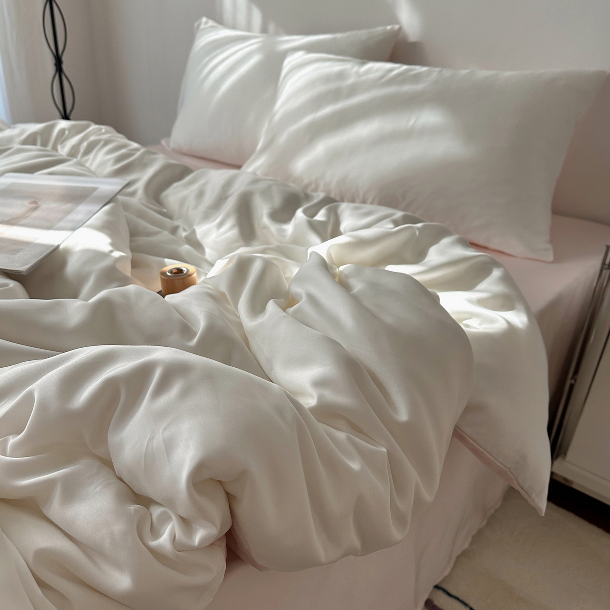 91家纺网 家纺一手货源 找家纺 悦织湾家纺 2026新款亲肤舒适冰丝四件套夏秋季凉爽透气纯色双拼床上用品学生宿舍单双人三四件套 极白挑粉