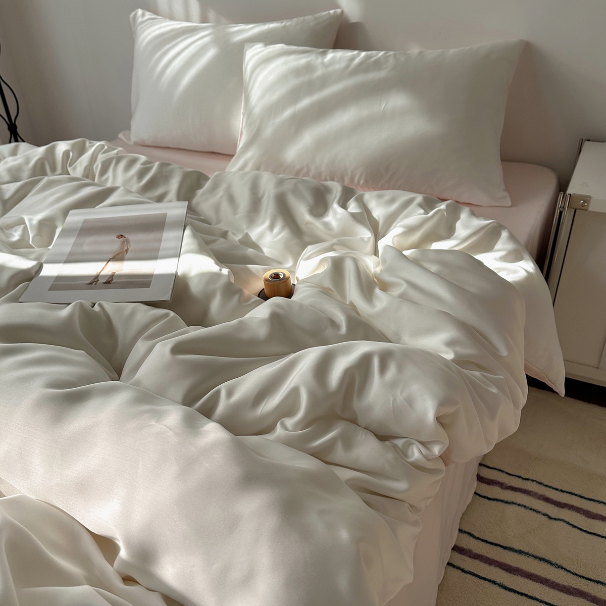 91家纺网 家纺一手货源 找家纺 悦织湾家纺 2026新款亲肤舒适冰丝四件套夏秋季凉爽透气纯色双拼床上用品学生宿舍单双人三四件套 极白挑粉