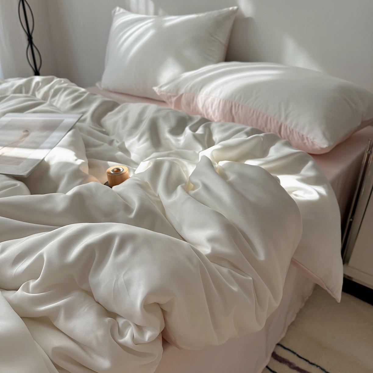 91家纺网 家纺一手货源 找家纺 悦织湾家纺 2026新款亲肤舒适冰丝四件套夏秋季凉爽透气纯色双拼床上用品学生宿舍单双人三四件套 极白挑粉