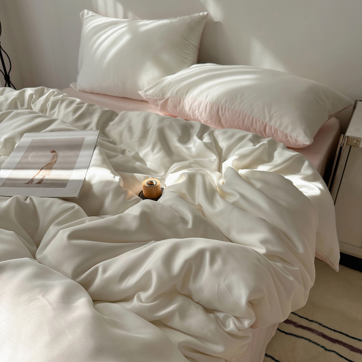 91家纺网 家纺一手货源 找家纺 悦织湾家纺 2026新款亲肤舒适冰丝四件套夏秋季凉爽透气纯色双拼床上用品学生宿舍单双人三四件套 极白挑粉