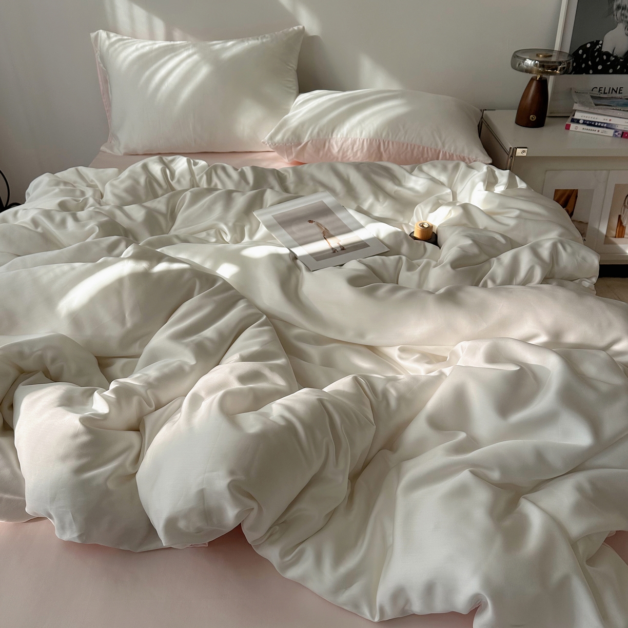 91家纺网 家纺一手货源 找家纺 悦织湾家纺 2026新款亲肤舒适冰丝四件套夏秋季凉爽透气纯色双拼床上用品学生宿舍单双人三四件套 极白挑粉