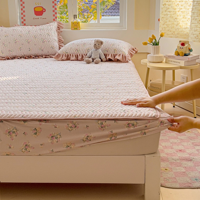 91家纺网 家纺一手货源 找家纺 （总）纽缦家纺 2026春夏新款云朵提花双层纱夹棉绗缝单床笠 床笠单件