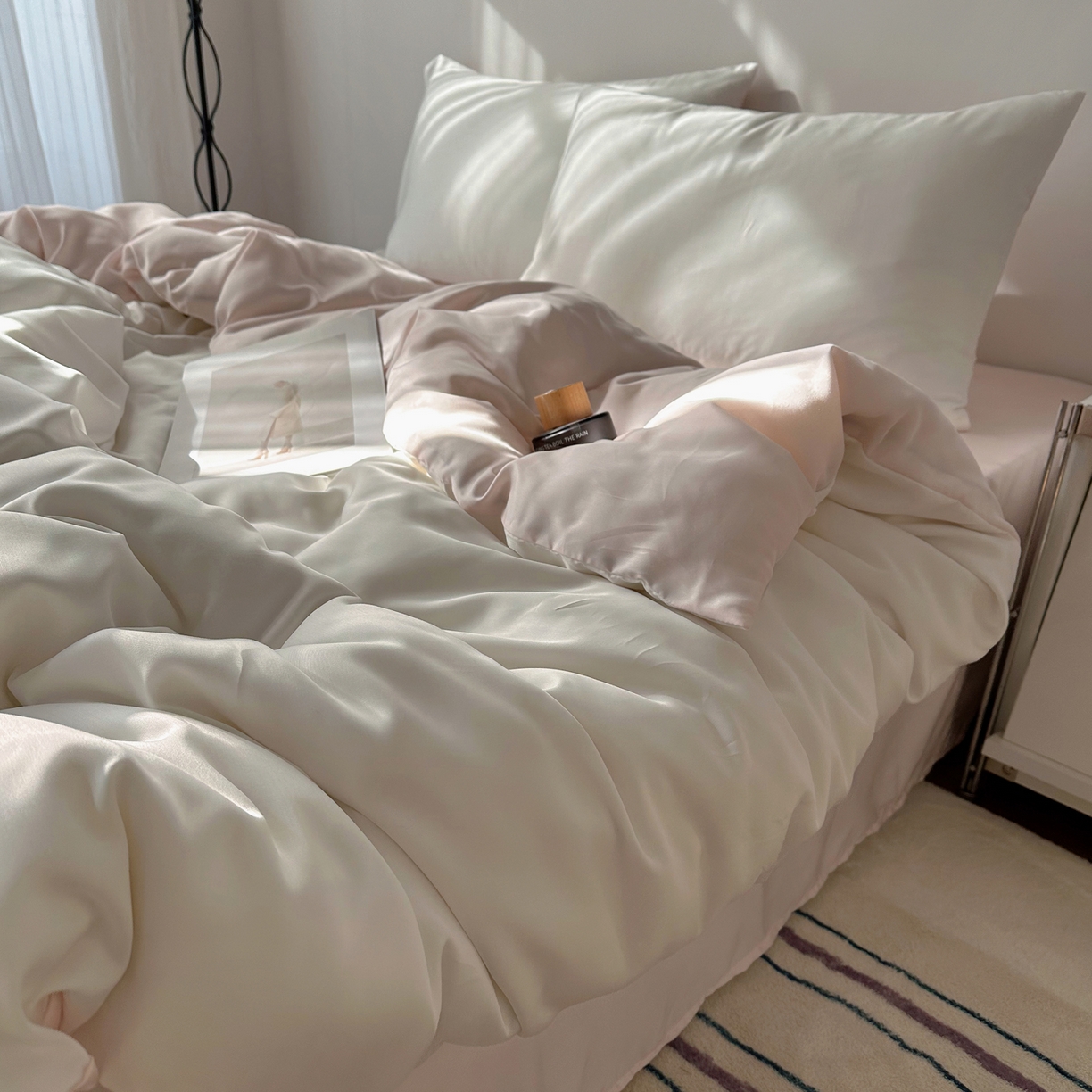 91家纺网 家纺一手货源 找家纺 悦织湾家纺 2026新款亲肤舒适冰丝四件套夏秋季凉爽透气纯色双拼床上用品学生宿舍单双人三四件套 极白挑粉