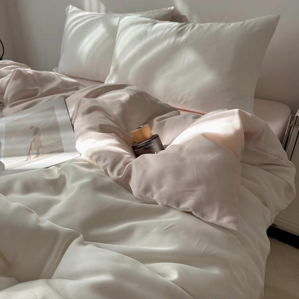 91家纺网 家纺一手货源 找家纺 悦织湾家纺 2026新款亲肤舒适冰丝四件套夏秋季凉爽透气纯色双拼床上用品学生宿舍单双人三四件套 极白挑粉