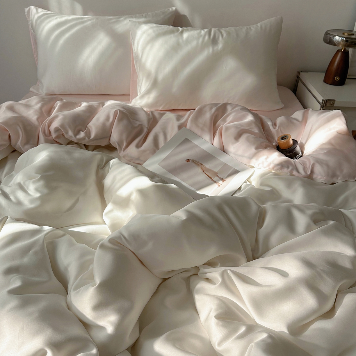 91家纺网 家纺一手货源 找家纺 悦织湾家纺 2026新款亲肤舒适冰丝四件套夏秋季凉爽透气纯色双拼床上用品学生宿舍单双人三四件套 极白挑粉