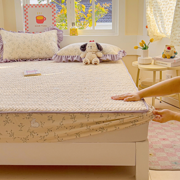 91家纺网 家纺一手货源 找家纺 （总）纽缦家纺 2026春夏新款云朵提花双层纱夹棉绗缝单床笠 床笠单件