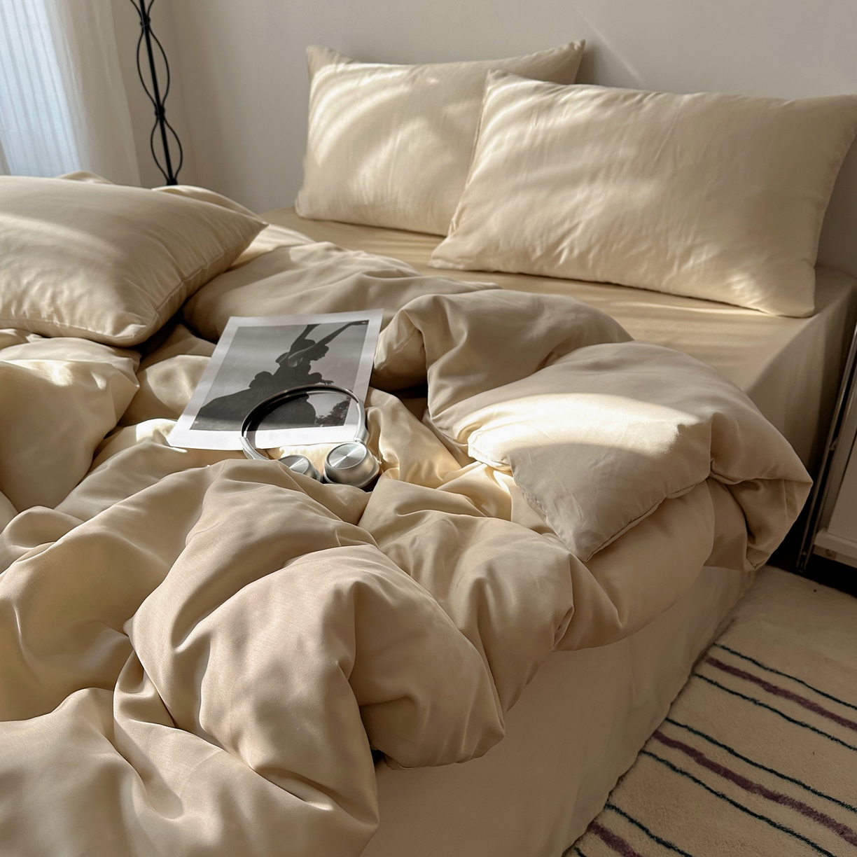 91家纺网 家纺一手货源 找家纺 悦织湾家纺 2026新款亲肤舒适冰丝四件套夏秋季凉爽透气纯色双拼床上用品学生宿舍单双人三四件套 可可香槟