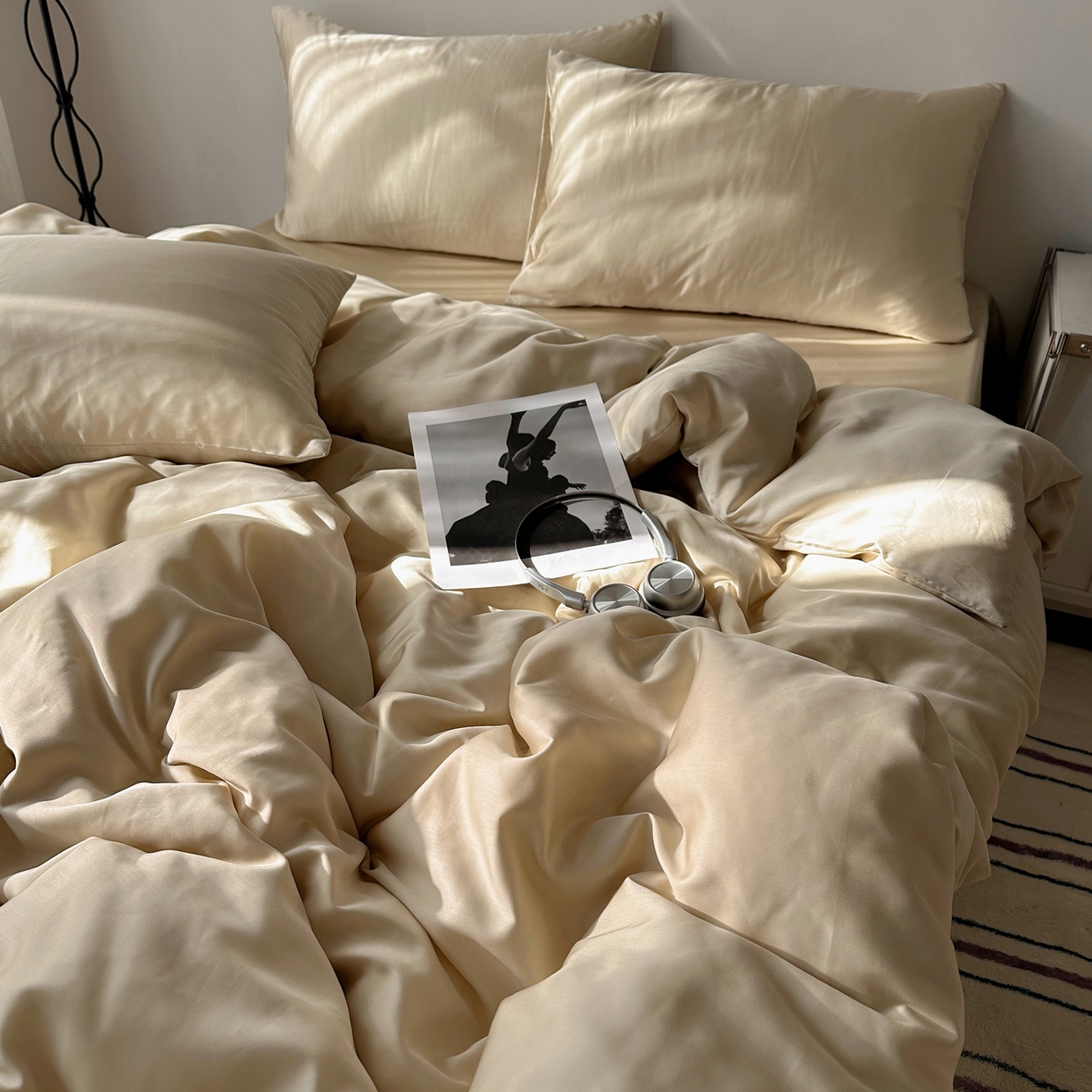 91家纺网 家纺一手货源 找家纺 悦织湾家纺 2026新款亲肤舒适冰丝四件套夏秋季凉爽透气纯色双拼床上用品学生宿舍单双人三四件套 可可香槟