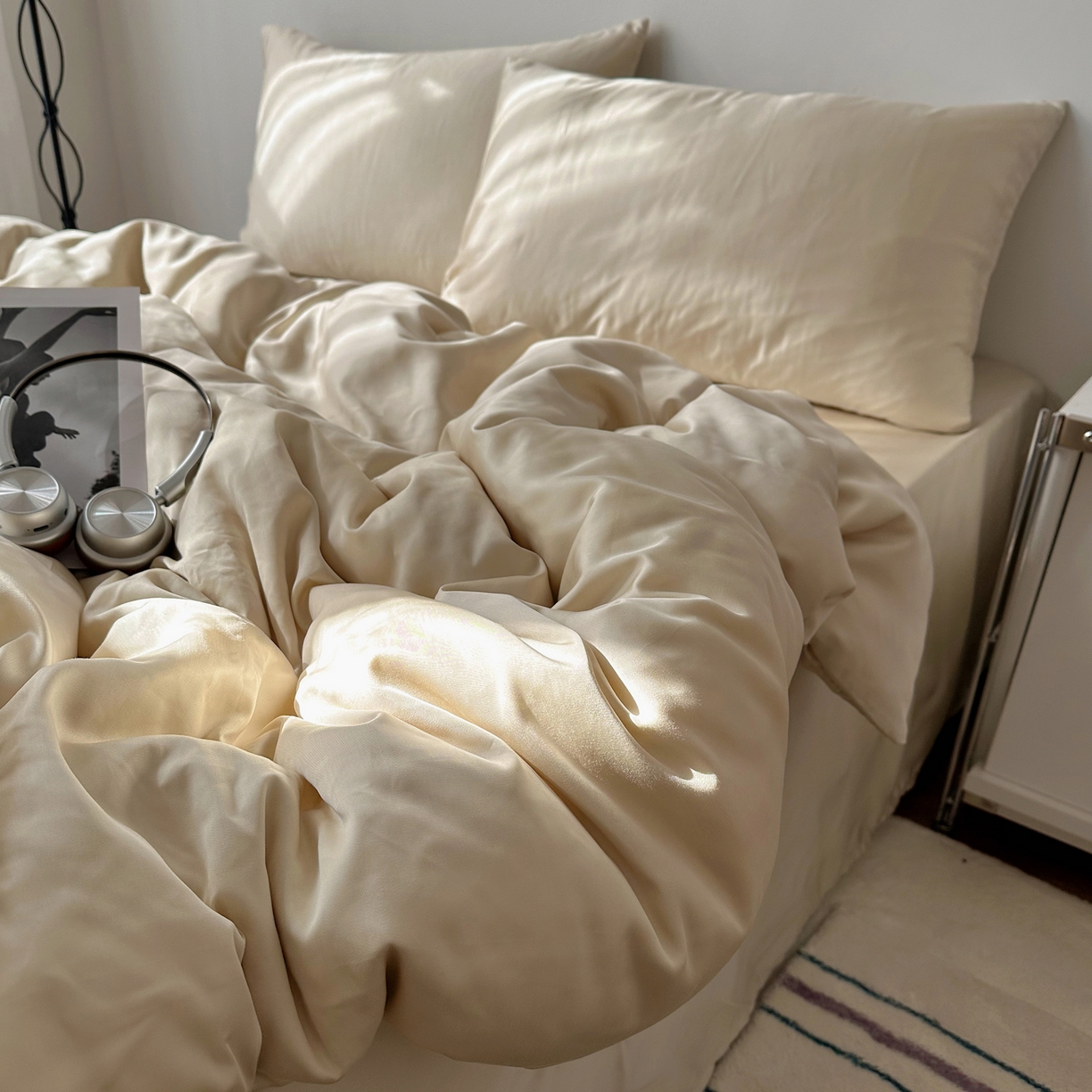 91家纺网 家纺一手货源 找家纺 悦织湾家纺 2026新款亲肤舒适冰丝四件套夏秋季凉爽透气纯色双拼床上用品学生宿舍单双人三四件套 可可香槟