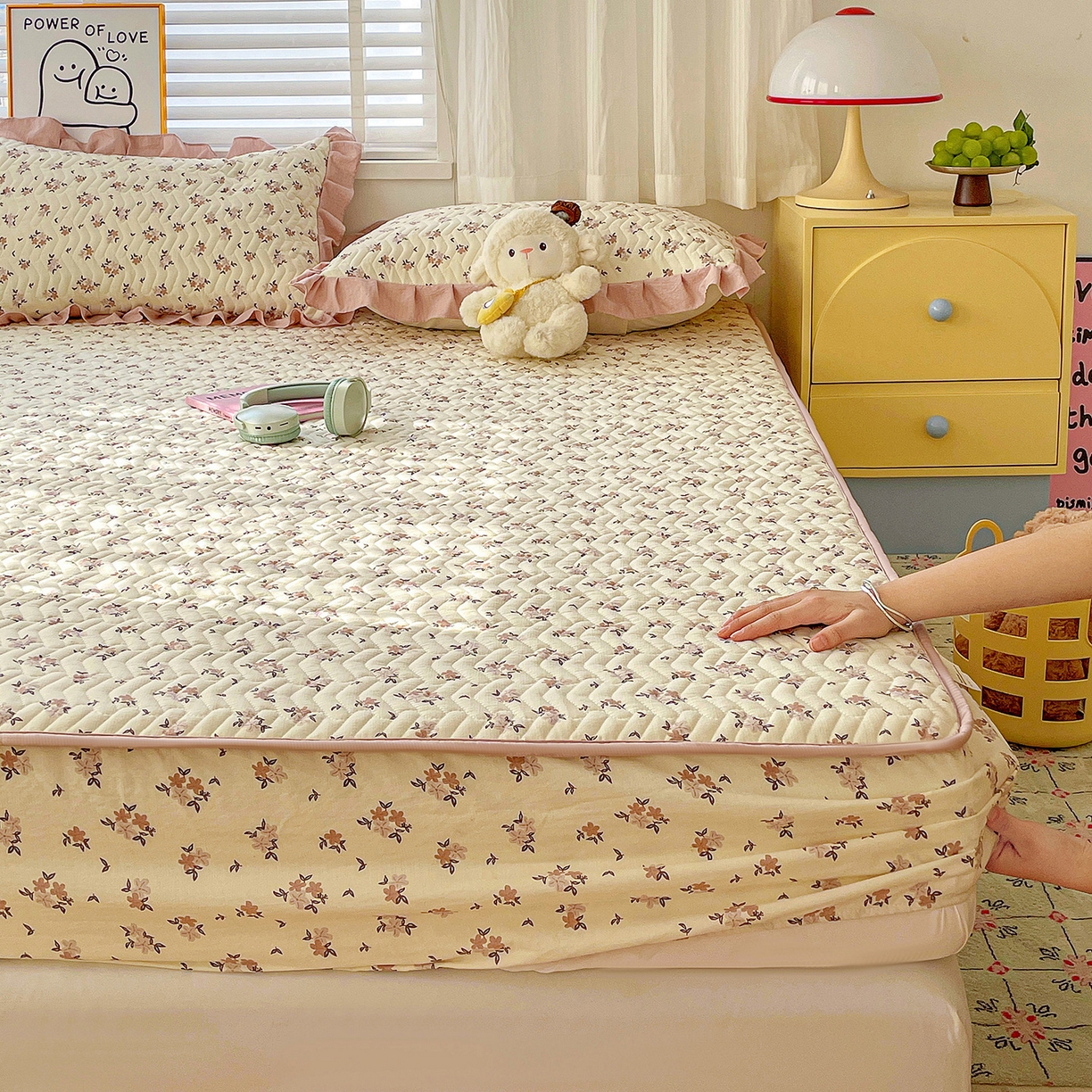 91家纺网 家纺一手货源 找家纺 （总）纽缦家纺 2026春夏新款云朵提花双层纱夹棉绗缝单床笠 床笠单件