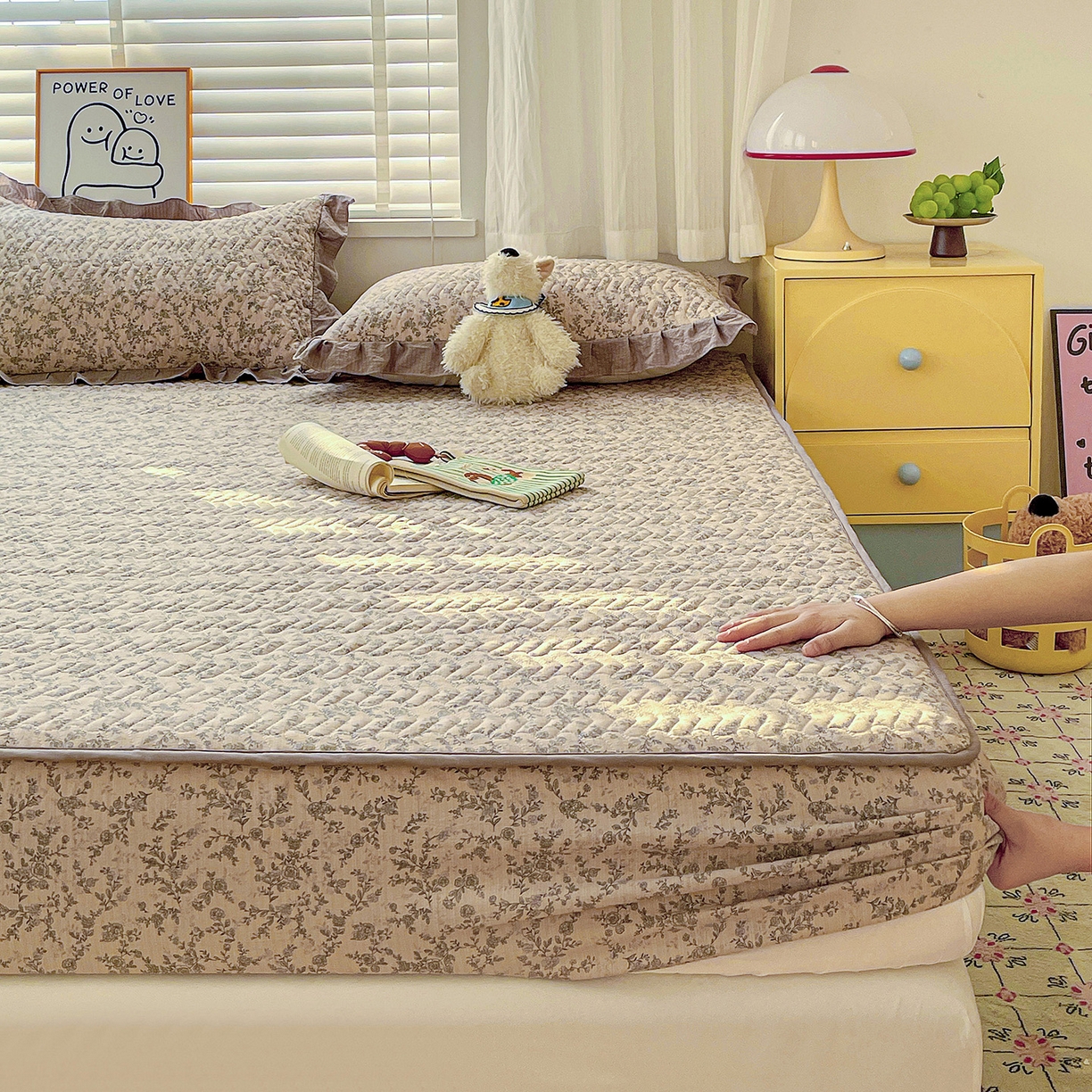 91家纺网 家纺一手货源 找家纺 （总）纽缦家纺 2026春夏新款云朵提花双层纱夹棉绗缝单床笠 床笠单件